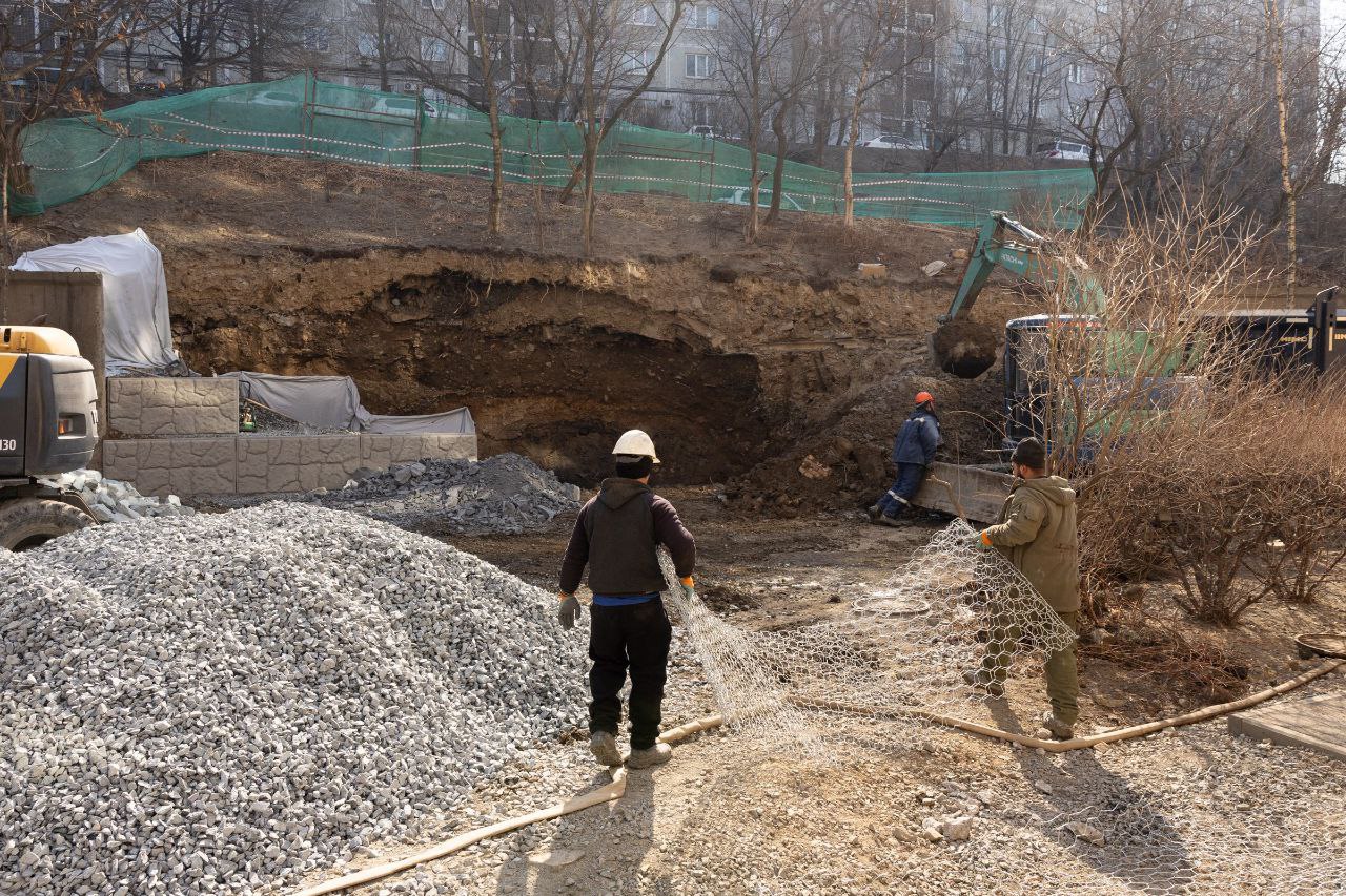 Во Владивостоке начался ремонт подпорных стен Во Владивостоке начался ремонт подпорных стен