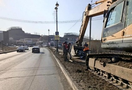 На одном из наиболее масштабных и комплексных перекрёстков Владивостока, объединяющем улицы Анны Щетининой, Выселковую, Днепровскую и Бородинскую, в настоящее время ведется реконструкция, осуществляемая компанией-подрядчиком