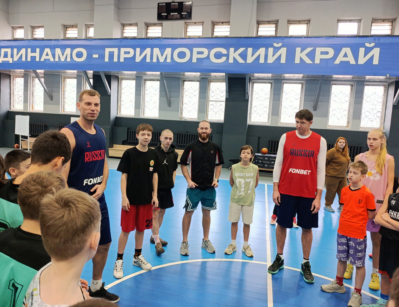 Олимпийские призёры провели мастер-классы для юных баскетболистов Приморья Олимпийские призёры провели мастер-классы для юных баскетболистов Приморья