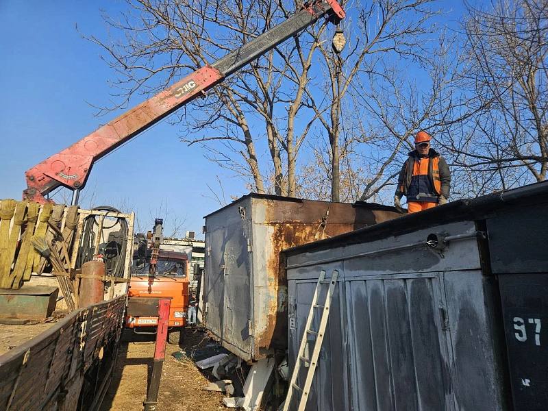Незаконные металлические гаражи убирают вдоль реки Объяснения во Владивостоке Незаконные металлические гаражи убирают вдоль реки Объяснения во Владивостоке