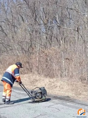 Филиал «Кировский» выполняет ямочный ремонт с использованием холодной асфальтобетонной смеси на 12 километре дороги Курское – Лесозаводск