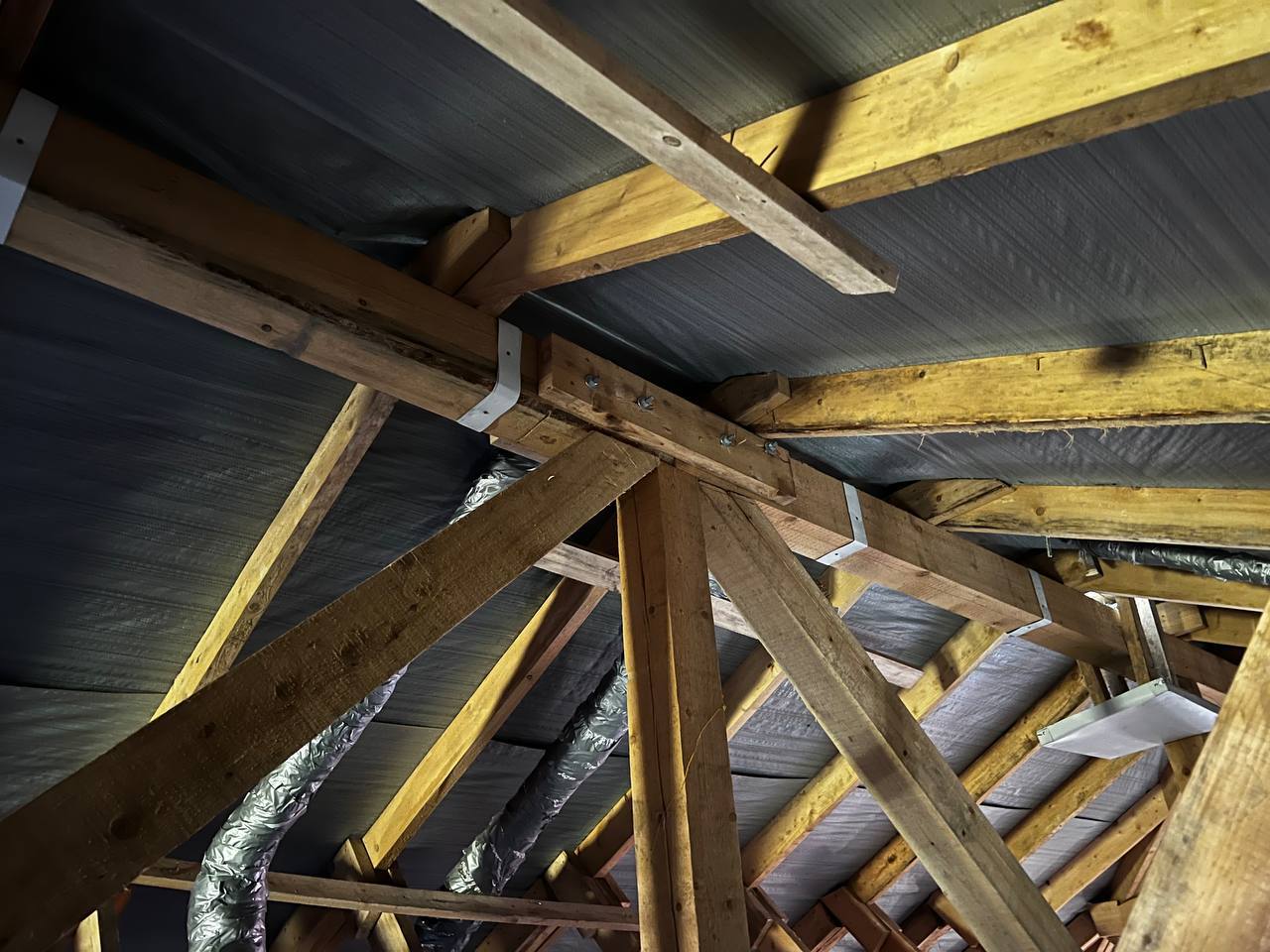 Капитальный ремонт скатной крыши завершился по ул. Гульбиновича, 19 в г. Владивостоке. Работы осуществляла подрядная организация «СтройМонтажАльянс» Капитальный ремонт скатной крыши завершился по ул. Гульбиновича, 19 в г. Владивостоке. Работы осуществляла подрядная организация «СтройМонтажАльянс»