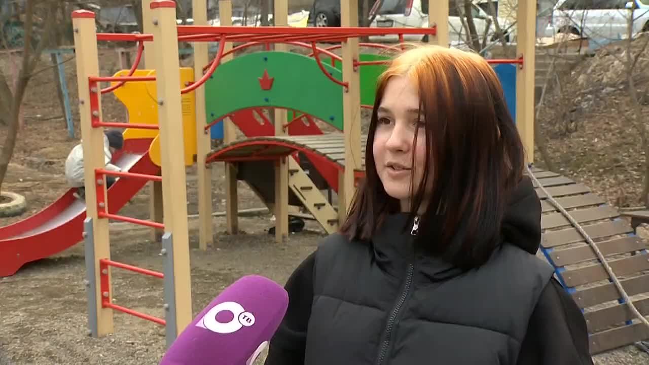 Жители дома № 37 на улице Гризодубовой во Владивосток уже несколько лет поэтапно преображают свой двор