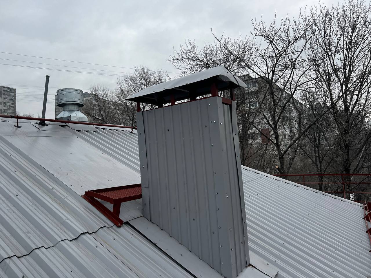 Капитальный ремонт скатной крыши завершился по ул. Гульбиновича, 19 в г. Владивостоке. Работы осуществляла подрядная организация «СтройМонтажАльянс»