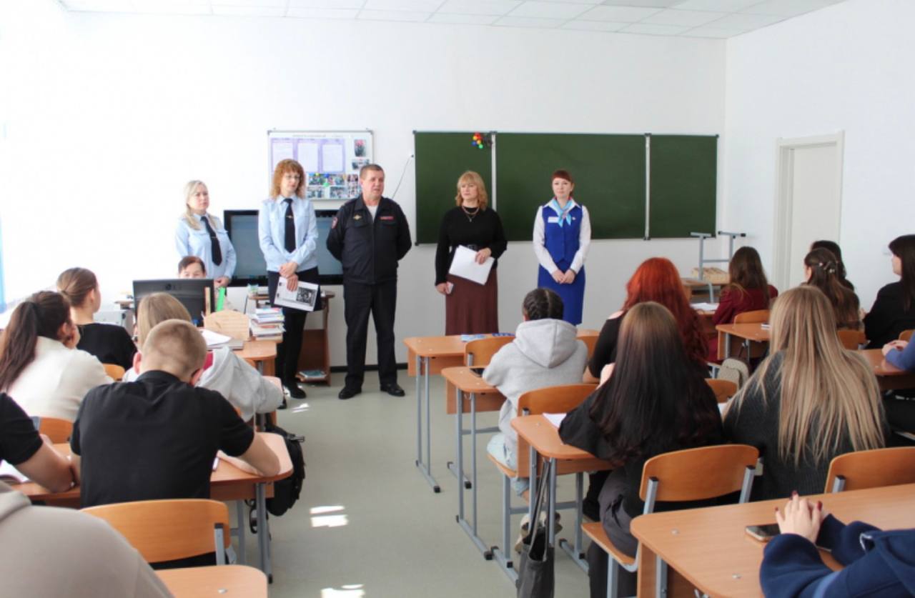 В Спасске-Дальнем полицейские провели акцию «Будь в форме» для студентов В Спасске-Дальнем полицейские провели акцию «Будь в форме» для студентов