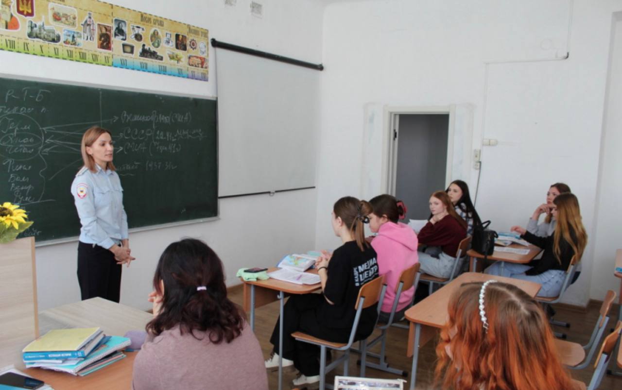 В Спасске-Дальнем полицейские провели акцию «Будь в форме» для студентов В Спасске-Дальнем полицейские провели акцию «Будь в форме» для студентов