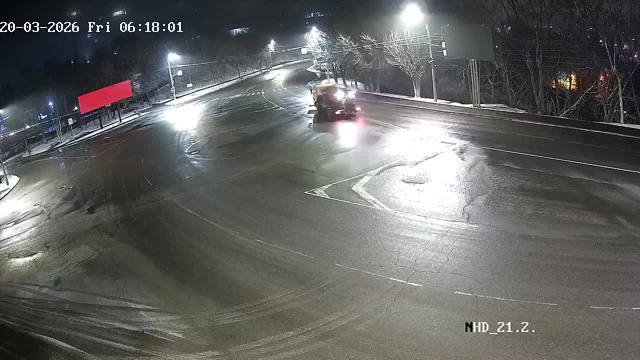 Минувшей ночью спецтехника дорожно-эксплуатационного участка работала на улицах Находки: проводилась расчистка дорог и обработка проезжей части песко-соляной смесью для предотвращения гололеда