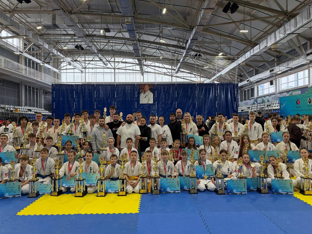 Приморские каратисты – чемпионы ДФО! Сборная края одержала уверенную победу в Хабаровске! Сборная края стала лидером в командном зачете на окружных чемпионате и первенстве по киокусинкай (группа дисциплин синкёкусинкай) Приморские каратисты – чемпионы ДФО! Сборная края одержала уверенную победу в Хабаровске! Сборная края стала лидером в командном зачете на окружных чемпионате и первенстве по киокусинкай (группа дисциплин синкёкусинкай)