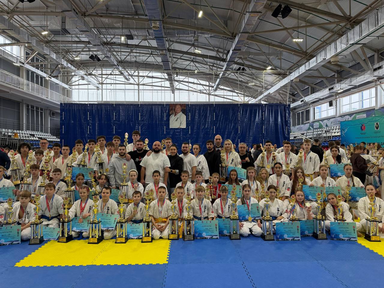 Приморские каратисты – чемпионы ДФО! Сборная края одержала уверенную победу в Хабаровске! Сборная края стала лидером в командном зачете на окружных чемпионате и первенстве по киокусинкай (группа дисциплин синкёкусинкай)