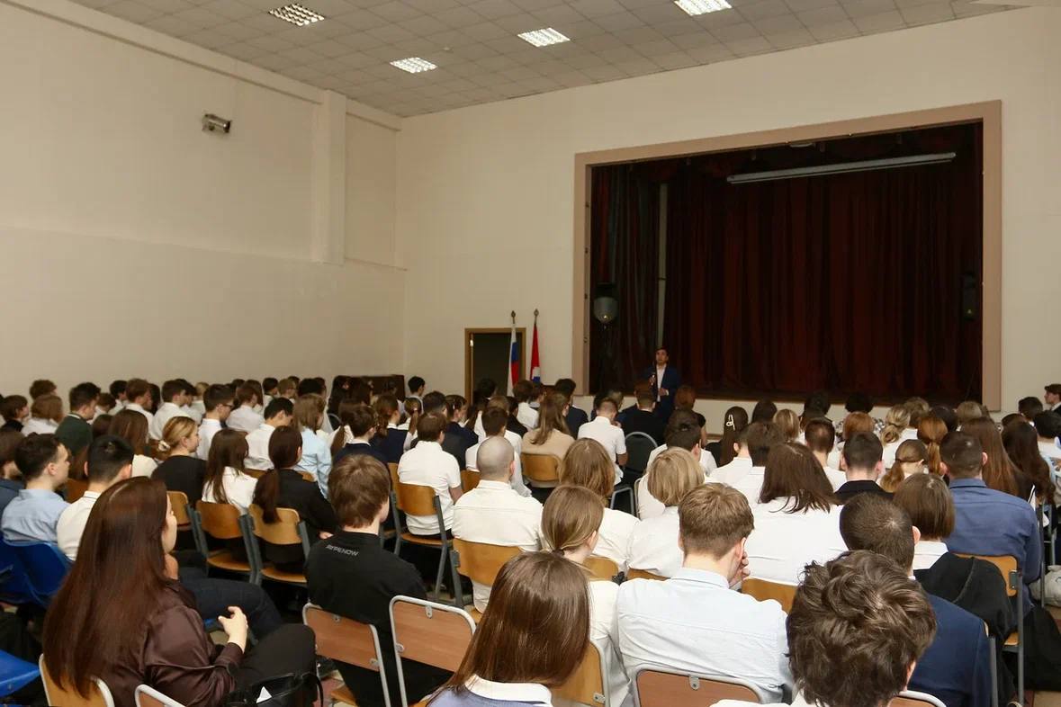 Встретился со старшеклассниками школы №9 и их родителями Встретился со старшеклассниками школы №9 и их родителями