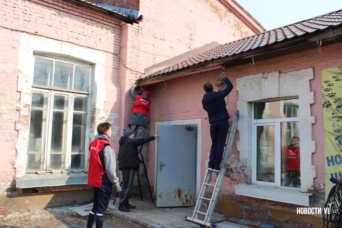 Волонтёры помогли навести порядок у здания благотворительной организации для инвалидов во Владивостоке