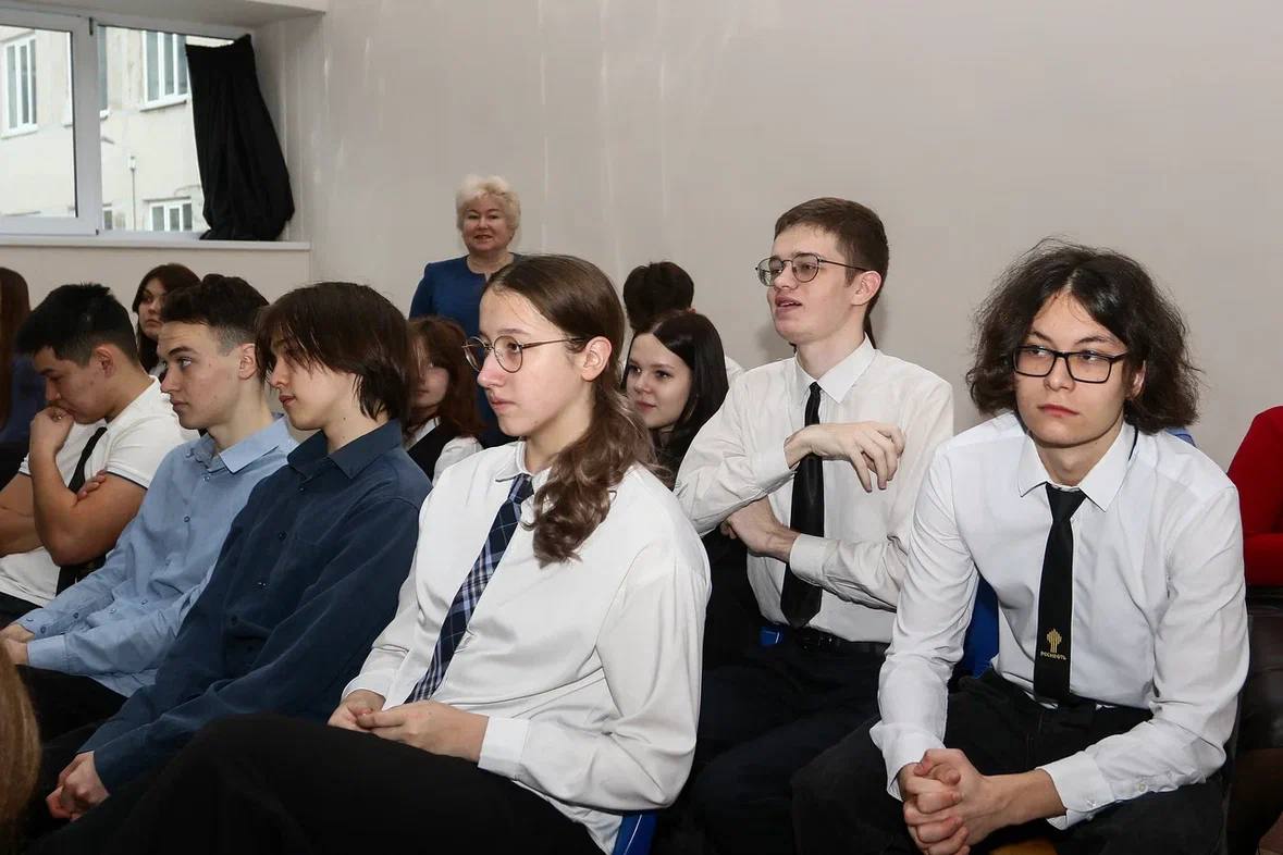 Встретился со старшеклассниками школы №9 и их родителями Встретился со старшеклассниками школы №9 и их родителями