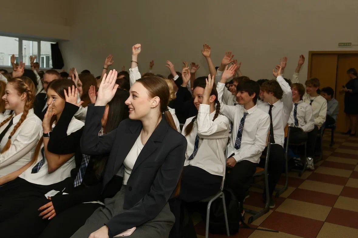 Встретился со старшеклассниками школы №9 и их родителями Встретился со старшеклассниками школы №9 и их родителями