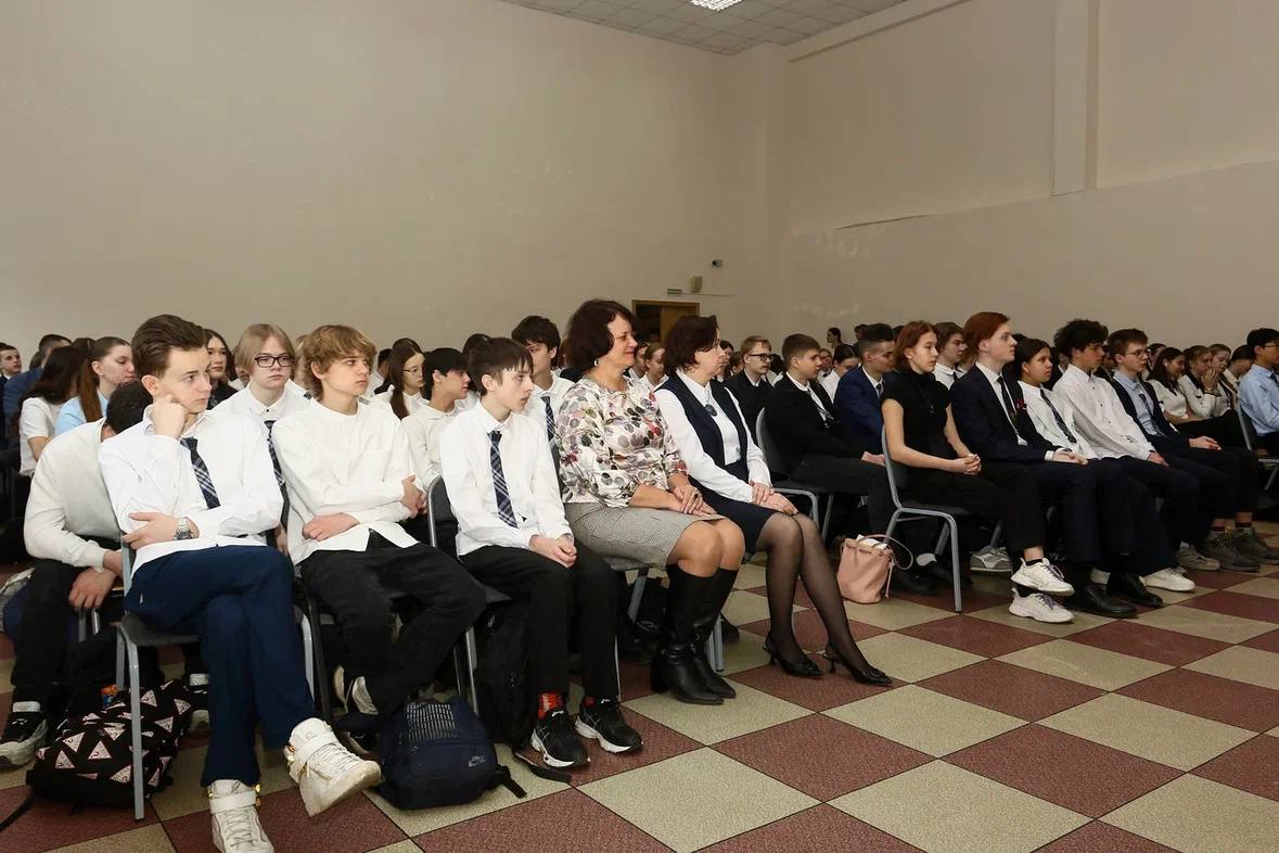 Встретился со старшеклассниками школы №9 и их родителями Встретился со старшеклассниками школы №9 и их родителями