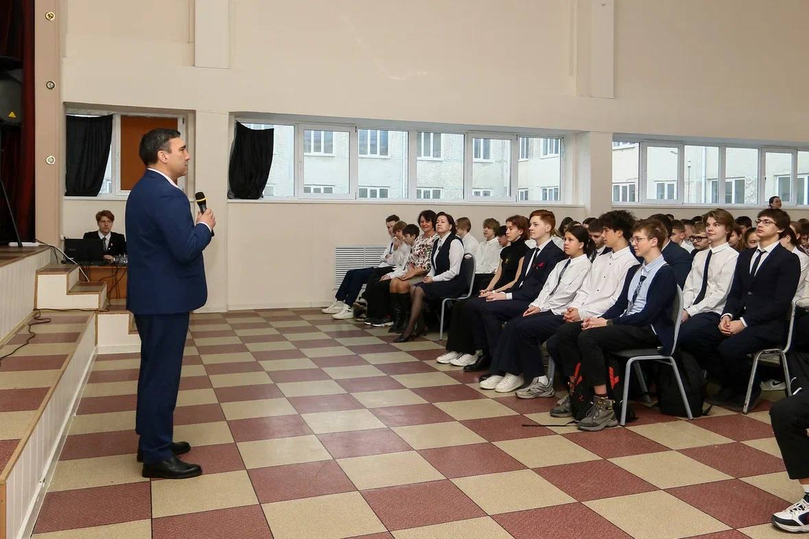 Встретился со старшеклассниками школы №9 и их родителями Встретился со старшеклассниками школы №9 и их родителями