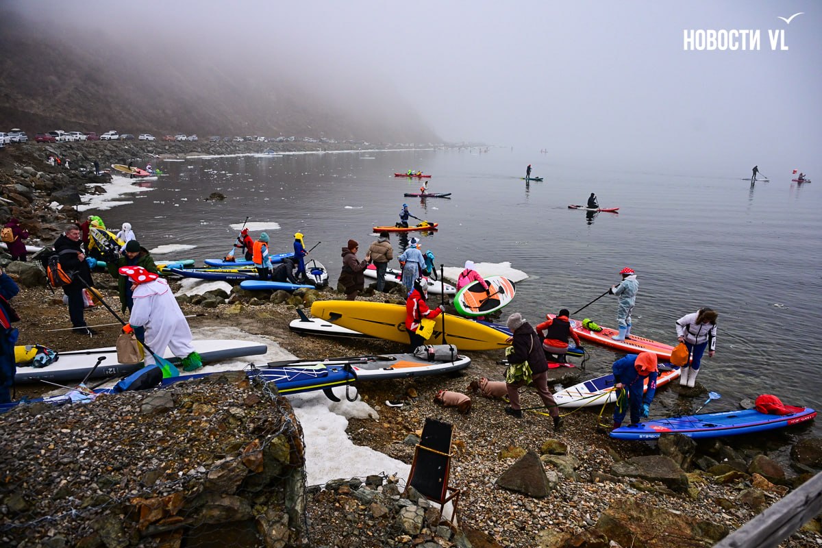 Десятки нарядных участников ежегодной акции Угон льдины во Владивостоке уже вышли в море Десятки нарядных участников ежегодной акции Угон льдины во Владивостоке уже вышли в море