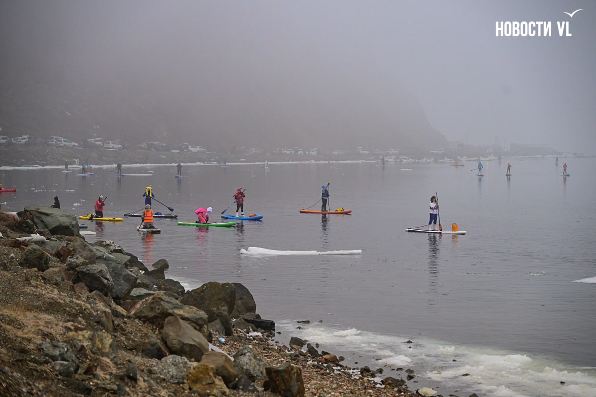 Десятки нарядных участников ежегодной акции Угон льдины во Владивостоке уже вышли в море Десятки нарядных участников ежегодной акции Угон льдины во Владивостоке уже вышли в море