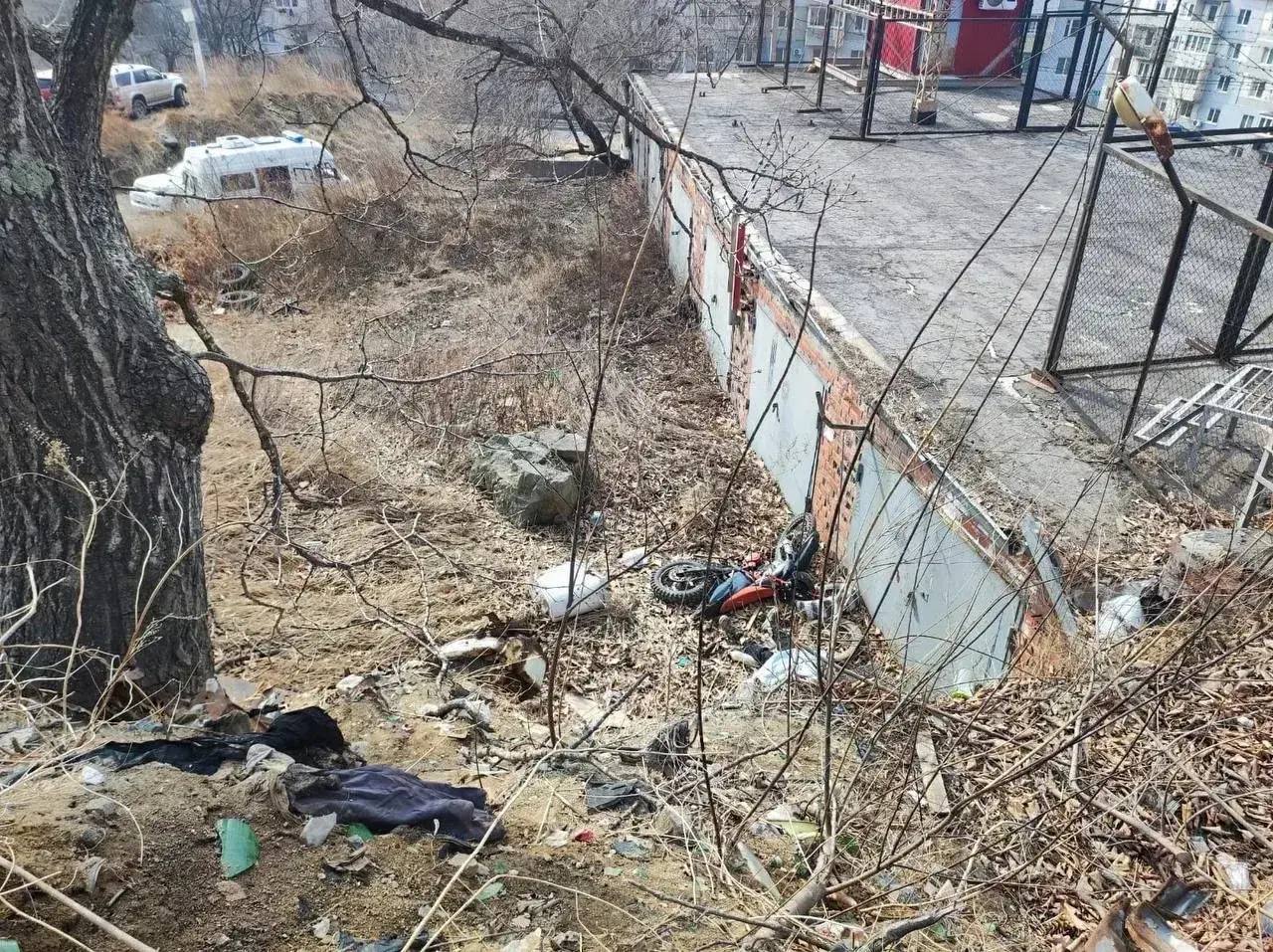 В Приморье мотоциклист сорвался с обрыва и разбился насмерть В Приморье мотоциклист сорвался с обрыва и разбился насмерть