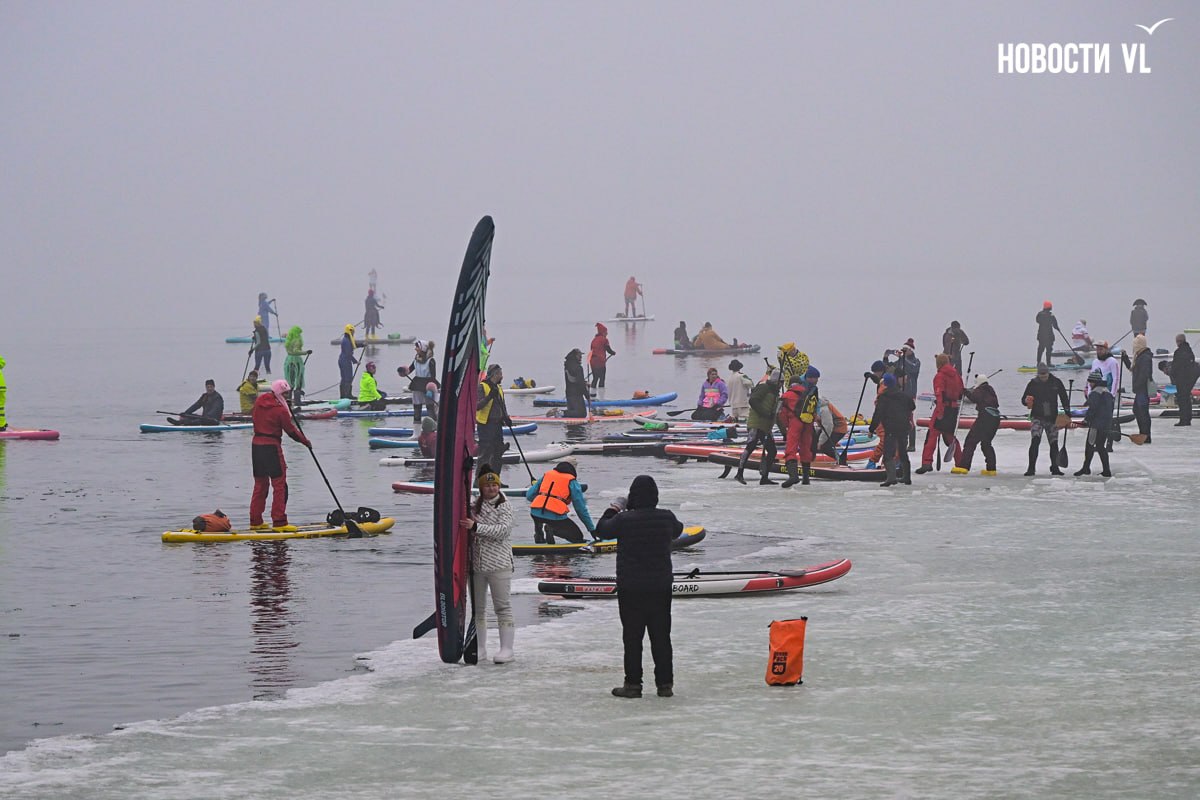 Десятки нарядных участников ежегодной акции Угон льдины во Владивостоке уже вышли в море Десятки нарядных участников ежегодной акции Угон льдины во Владивостоке уже вышли в море