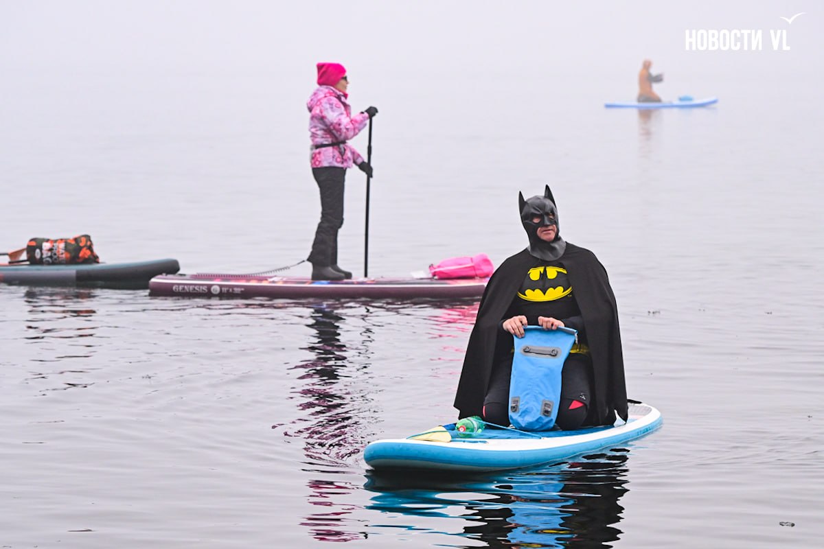 Десятки нарядных участников ежегодной акции Угон льдины во Владивостоке уже вышли в море Десятки нарядных участников ежегодной акции Угон льдины во Владивостоке уже вышли в море