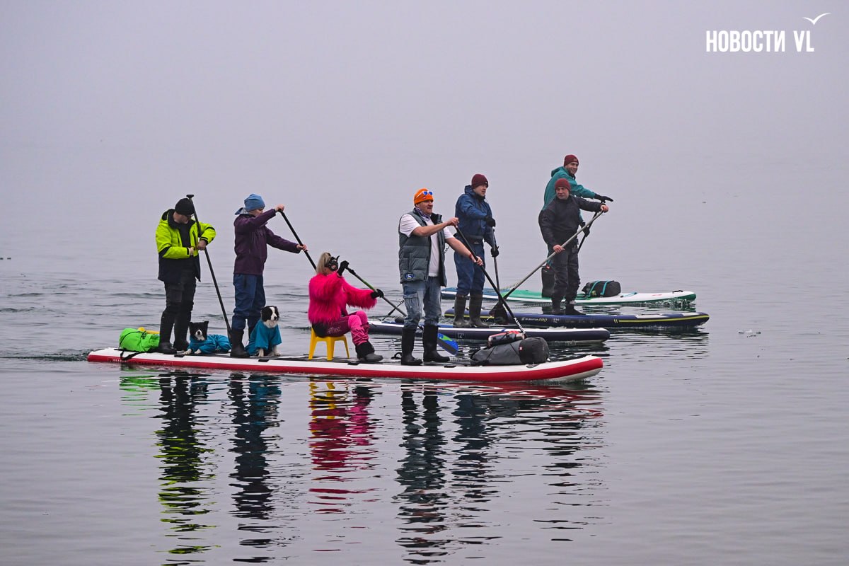 Десятки нарядных участников ежегодной акции Угон льдины во Владивостоке уже вышли в море Десятки нарядных участников ежегодной акции Угон льдины во Владивостоке уже вышли в море