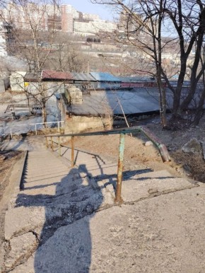 Жительница Владивостока сломала ногу на аварийной лестнице на Сафонова – СК проводит проверку