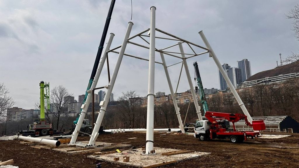 В «Минном городке» стартовал монтаж нового колеса обозрения