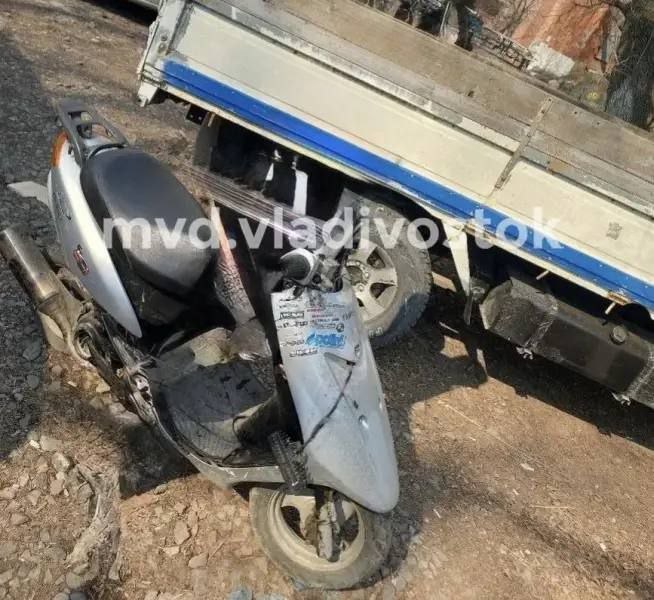 Во Владивостоке полицейские по горячим следам задержали подозреваемого в краже мопеда Во Владивостоке полицейские по горячим следам задержали подозреваемого в краже мопеда
