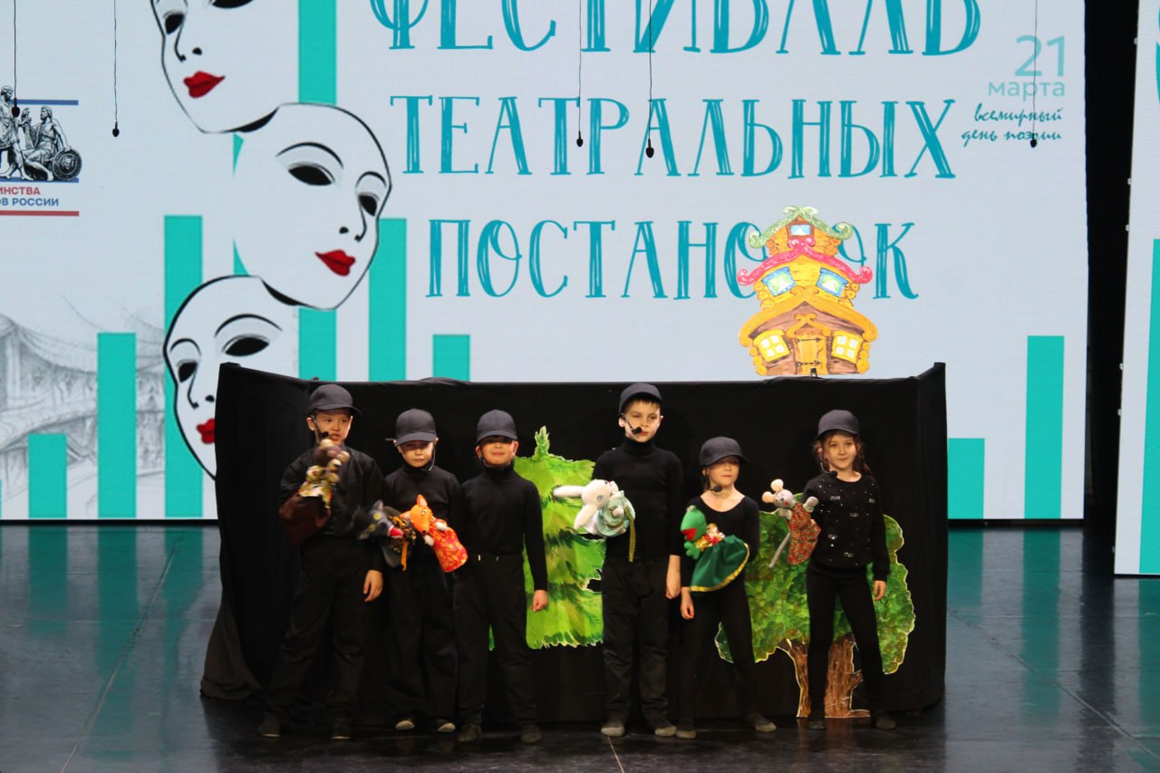 Фестиваль в ДК поселка Врангель объединил любителей театра и поэзии Фестиваль в ДК поселка Врангель объединил любителей театра и поэзии