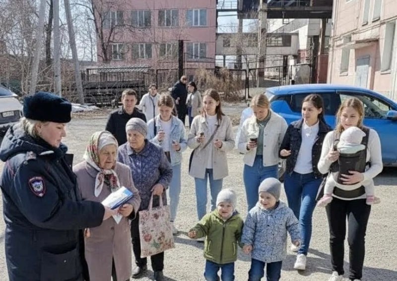 В Артеме участковый уполномоченный полиции напомнила жителям административного участка, как не попасться на уловки мошенников В Артеме участковый уполномоченный полиции напомнила жителям административного участка, как не попасться на уловки мошенников