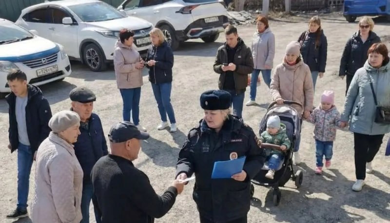 В Артеме участковый уполномоченный полиции напомнила жителям административного участка, как не попасться на уловки мошенников