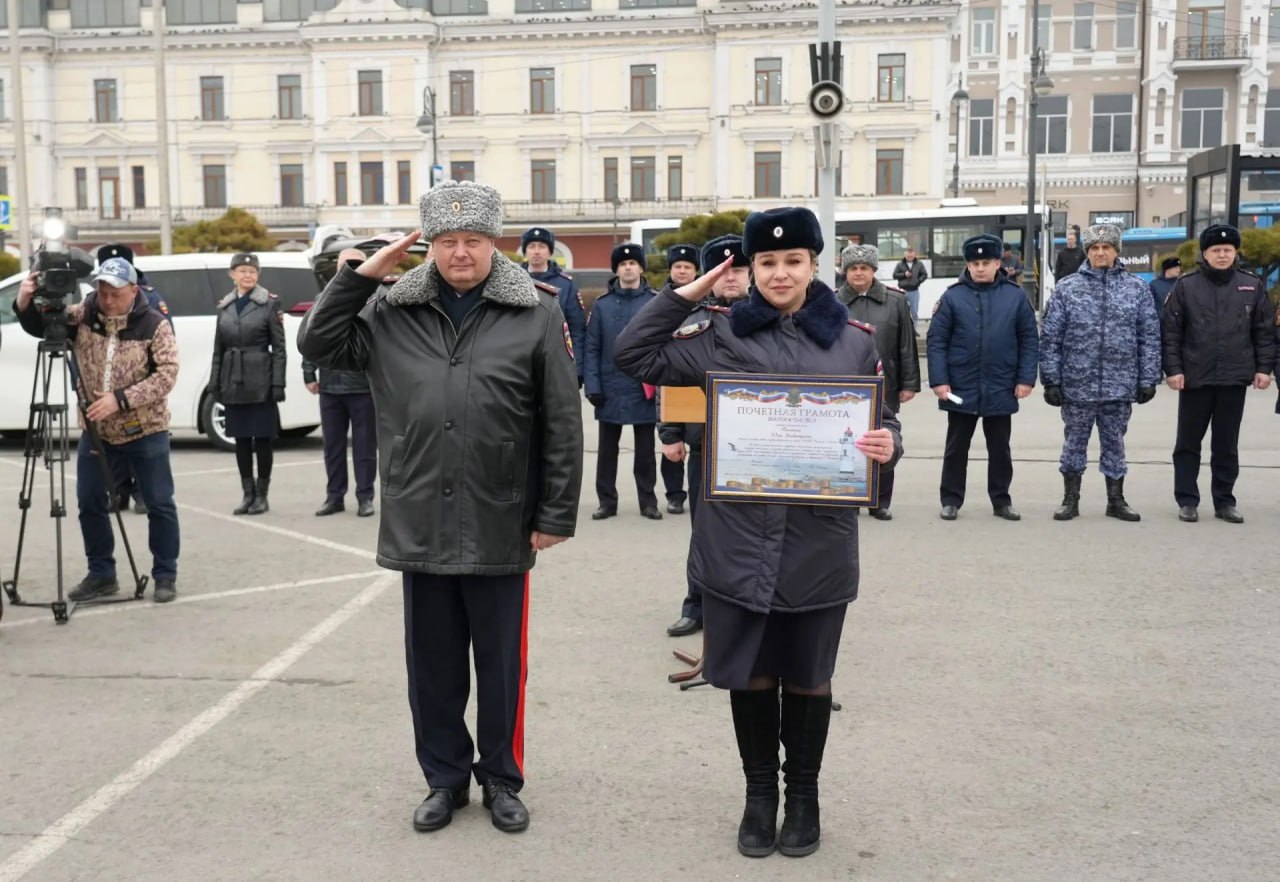 Глава УМВД Приморья Александр Табакаев провел общегарнизонный развод нарядов на центральной площади Владивостока