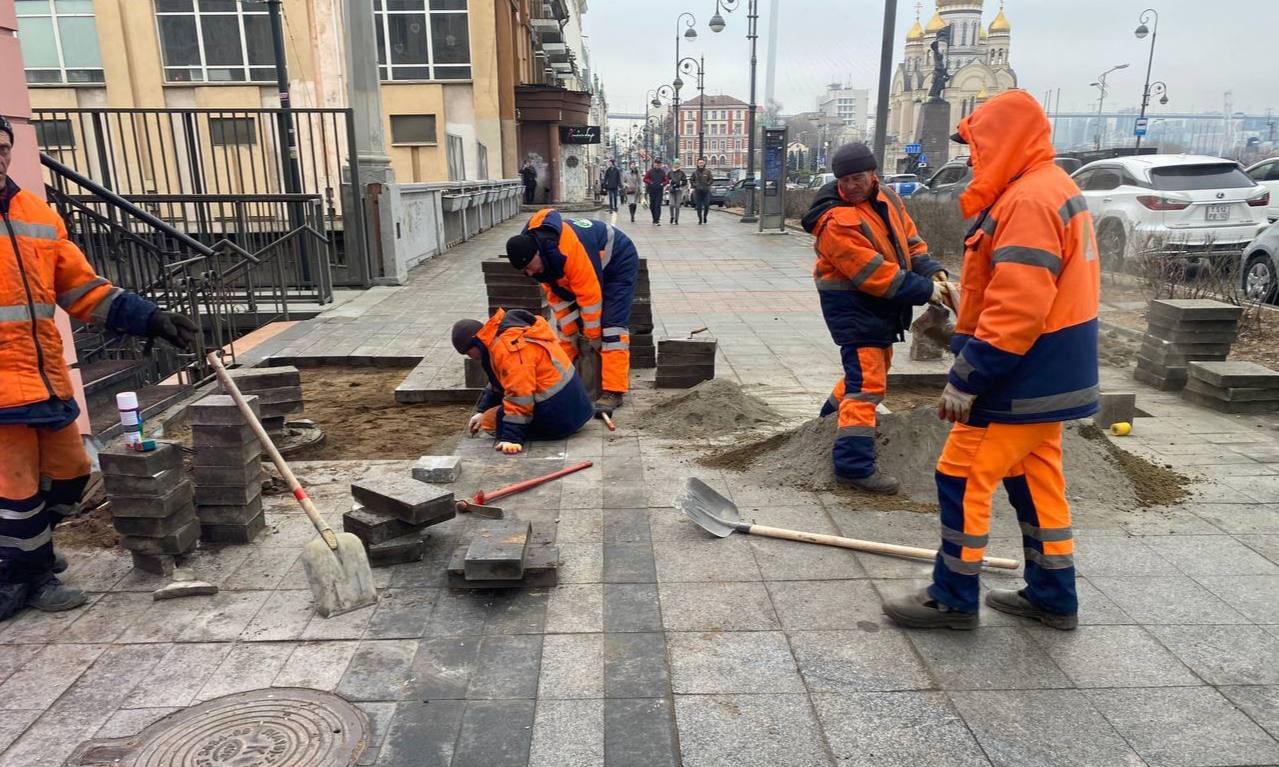 Дорожники «СГТ» ремонтируют пешеходные зоны на центральных улицах Владивостока