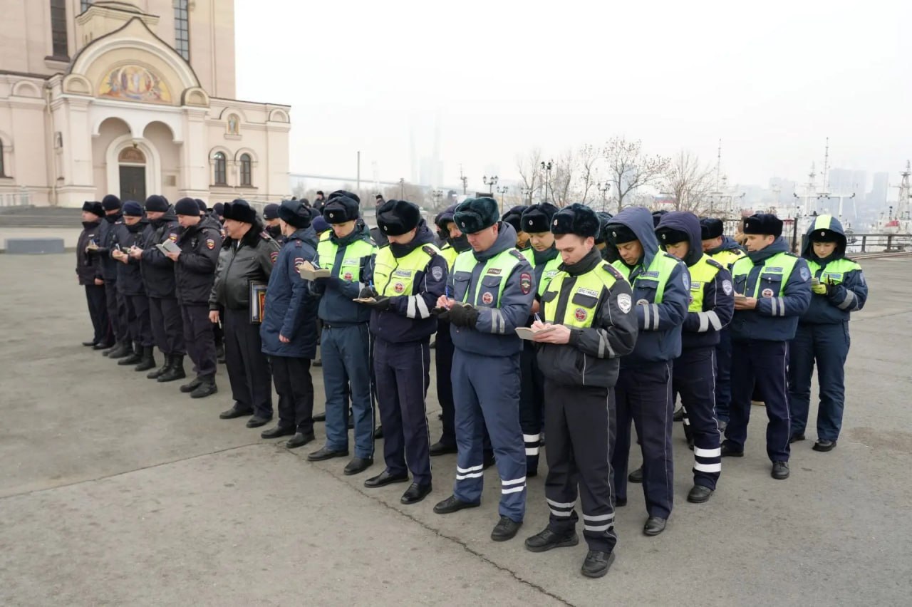 Глава УМВД Приморья Александр Табакаев провел общегарнизонный развод нарядов на центральной площади Владивостока Глава УМВД Приморья Александр Табакаев провел общегарнизонный развод нарядов на центральной площади Владивостока