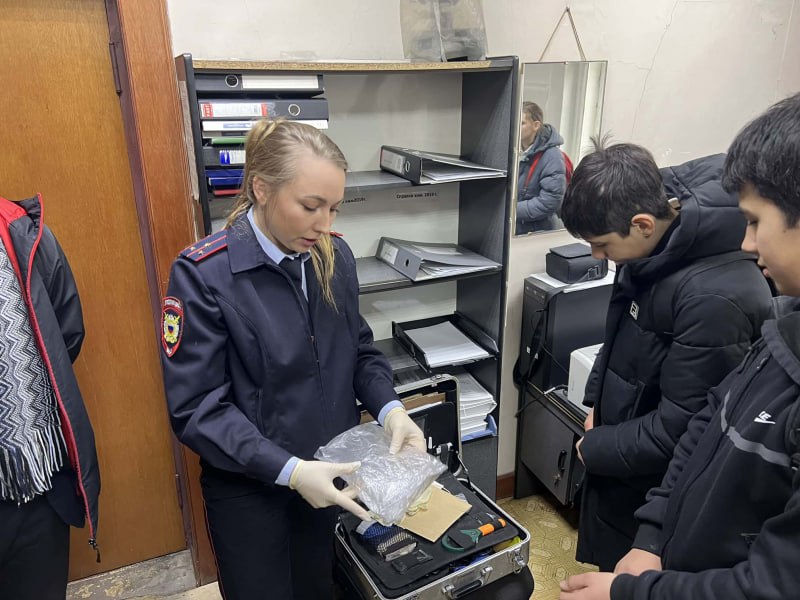 «Такая работа»: в Находке Приморского края эксперты-криминалисты рассказали школьникам о своей профессии «Такая работа»: в Находке Приморского края эксперты-криминалисты рассказали школьникам о своей профессии