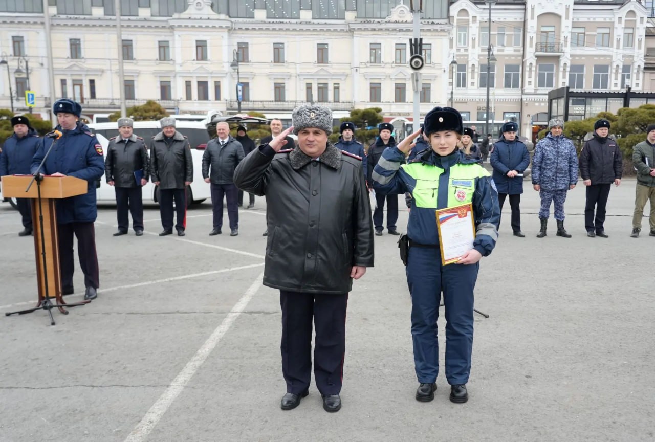 Глава УМВД Приморья Александр Табакаев провел общегарнизонный развод нарядов на центральной площади Владивостока Глава УМВД Приморья Александр Табакаев провел общегарнизонный развод нарядов на центральной площади Владивостока