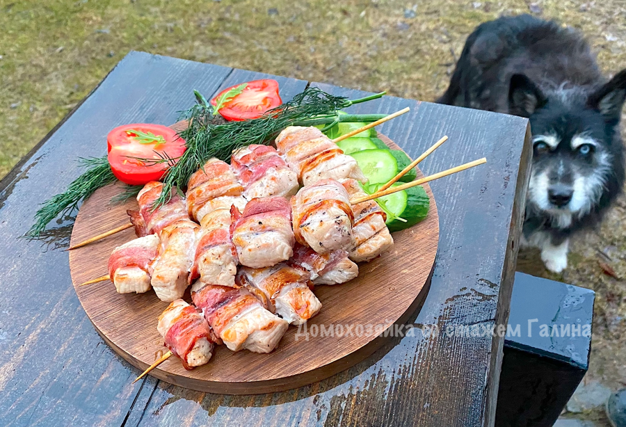 Шашлычки из индейки в беконе и свинины без маринада: как готовить под дождем
