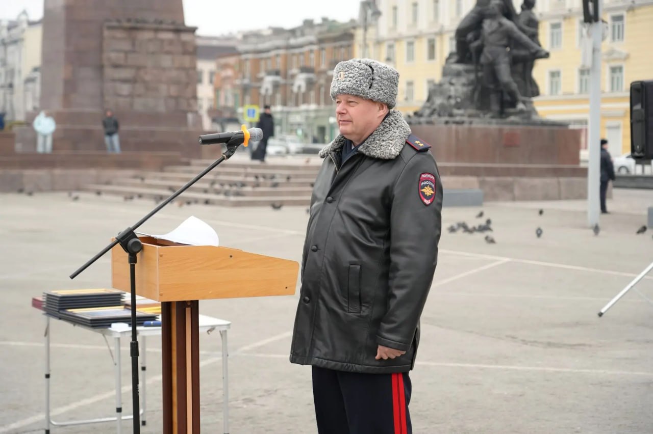 Глава УМВД Приморья Александр Табакаев провел общегарнизонный развод нарядов на центральной площади Владивостока Глава УМВД Приморья Александр Табакаев провел общегарнизонный развод нарядов на центральной площади Владивостока