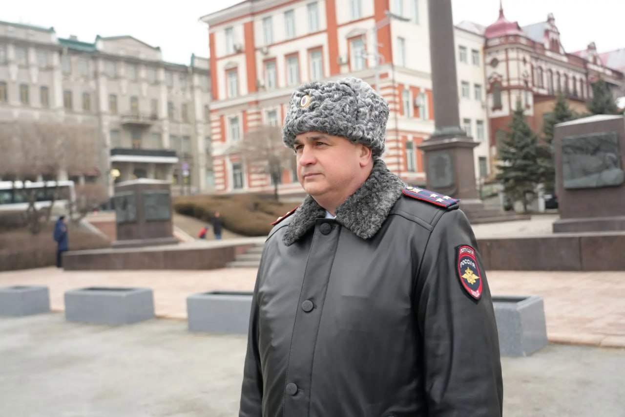 Глава УМВД Приморья Александр Табакаев провел общегарнизонный развод нарядов на центральной площади Владивостока Глава УМВД Приморья Александр Табакаев провел общегарнизонный развод нарядов на центральной площади Владивостока