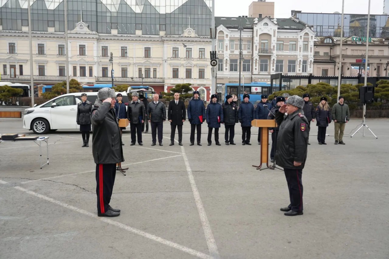 Глава УМВД Приморья Александр Табакаев провел общегарнизонный развод нарядов на центральной площади Владивостока Глава УМВД Приморья Александр Табакаев провел общегарнизонный развод нарядов на центральной площади Владивостока