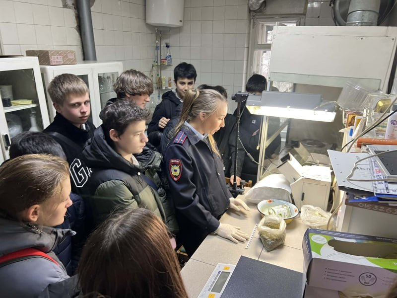 «Такая работа»: в Находке Приморского края эксперты-криминалисты рассказали школьникам о своей профессии