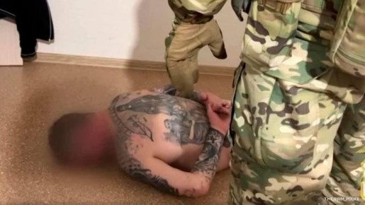 В Приморье задержали трех человек, подозреваемых в вымогательстве денег у матерей и жен погибших участников СВО, сообщает местное УМВД