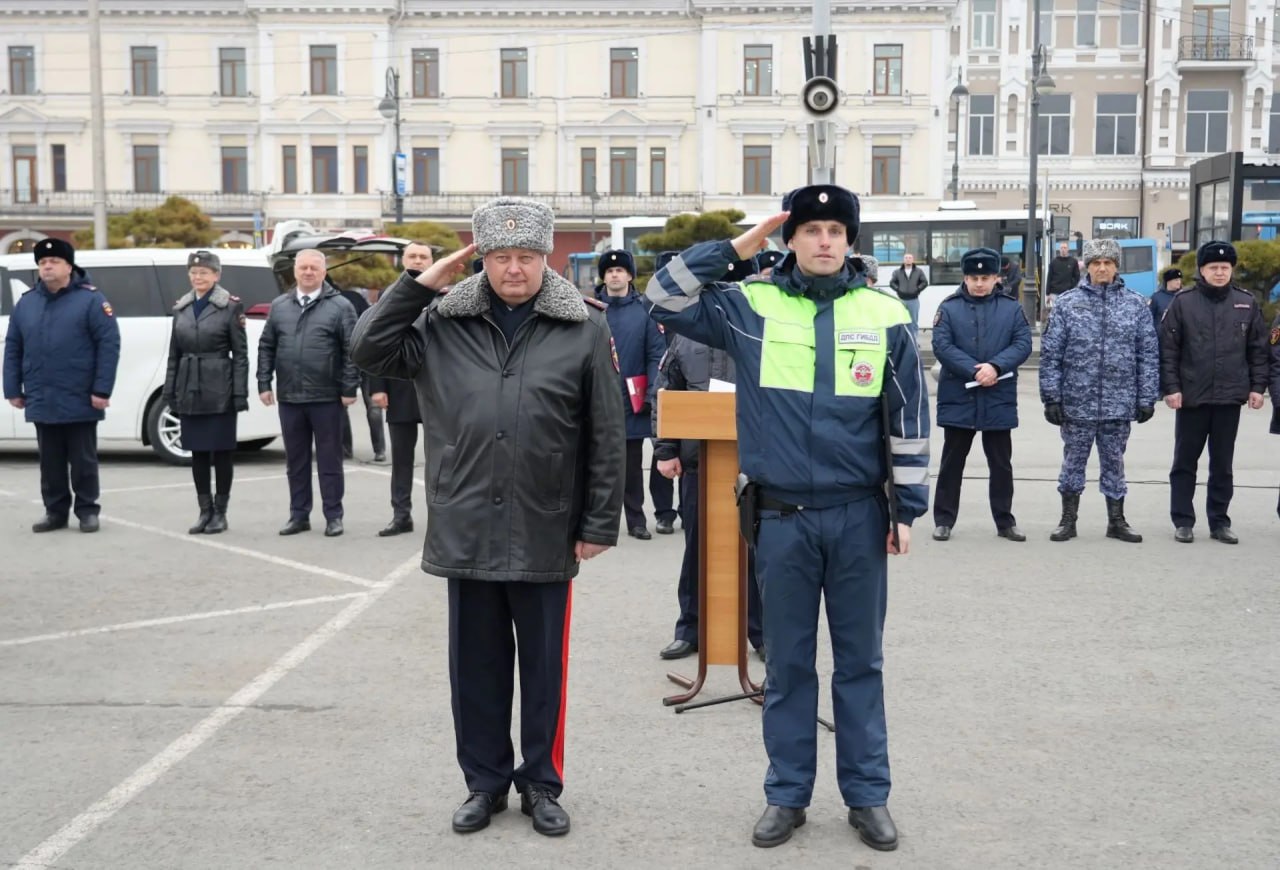 Глава УМВД Приморья Александр Табакаев провел общегарнизонный развод нарядов на центральной площади Владивостока Глава УМВД Приморья Александр Табакаев провел общегарнизонный развод нарядов на центральной площади Владивостока