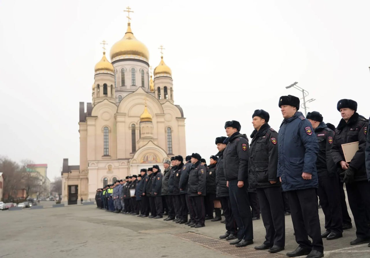 Глава УМВД Приморья Александр Табакаев провел общегарнизонный развод нарядов на центральной площади Владивостока Глава УМВД Приморья Александр Табакаев провел общегарнизонный развод нарядов на центральной площади Владивостока