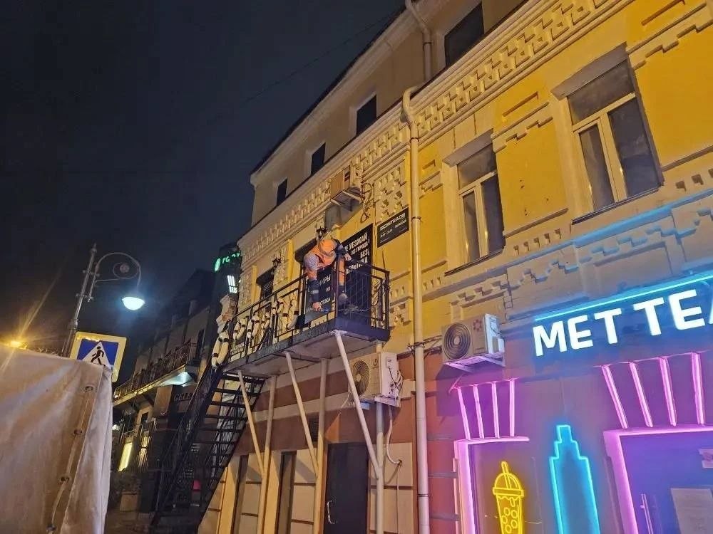 Во Владивостоке муниципальное предприятие «Содержание городских территорий» продолжает демонтаж незаконных рекламных конструкций