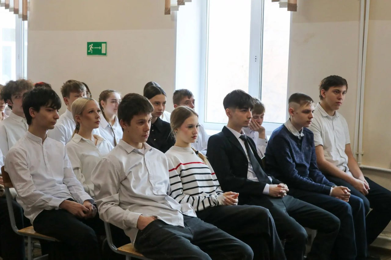 Встретился с учениками старших классов школы №10 и их родителями Встретился с учениками старших классов школы №10 и их родителями