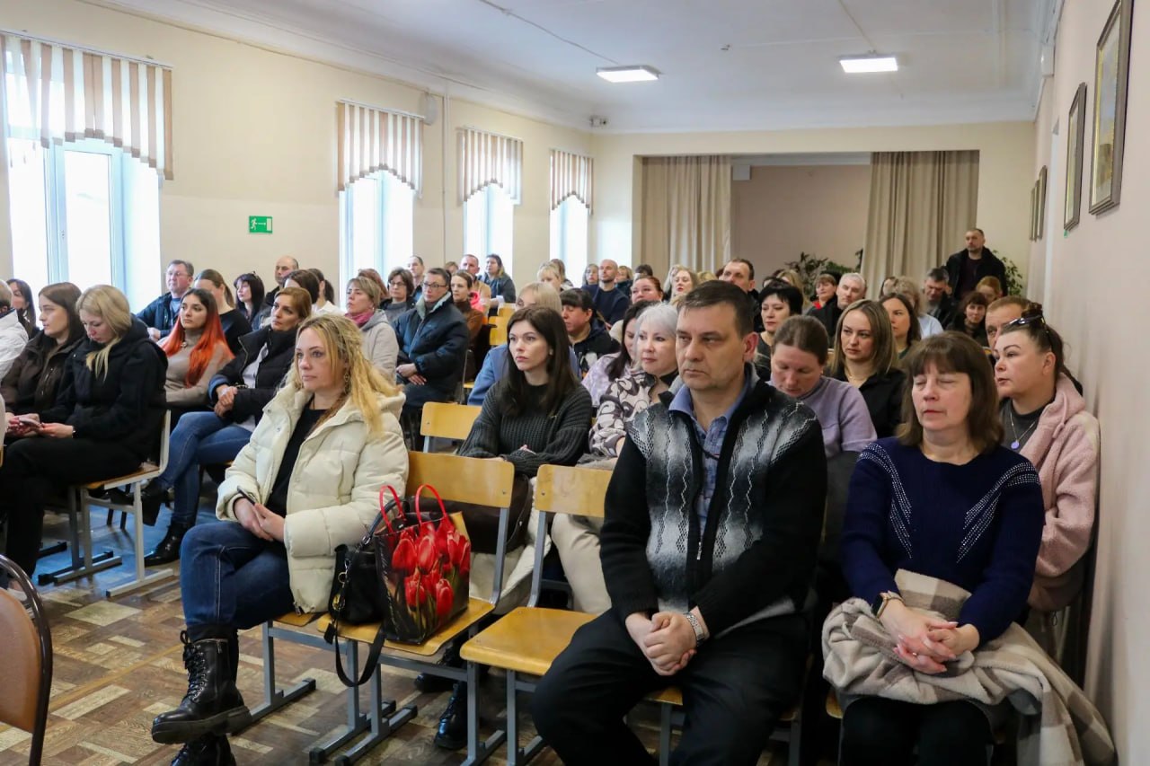 Встретился с учениками старших классов школы №10 и их родителями Встретился с учениками старших классов школы №10 и их родителями