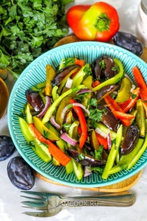 Салат со сливами и болгарским перцем: неожиданное сочетание для легкого ужина