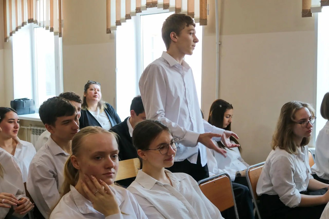 Встретился с учениками старших классов школы №10 и их родителями Встретился с учениками старших классов школы №10 и их родителями