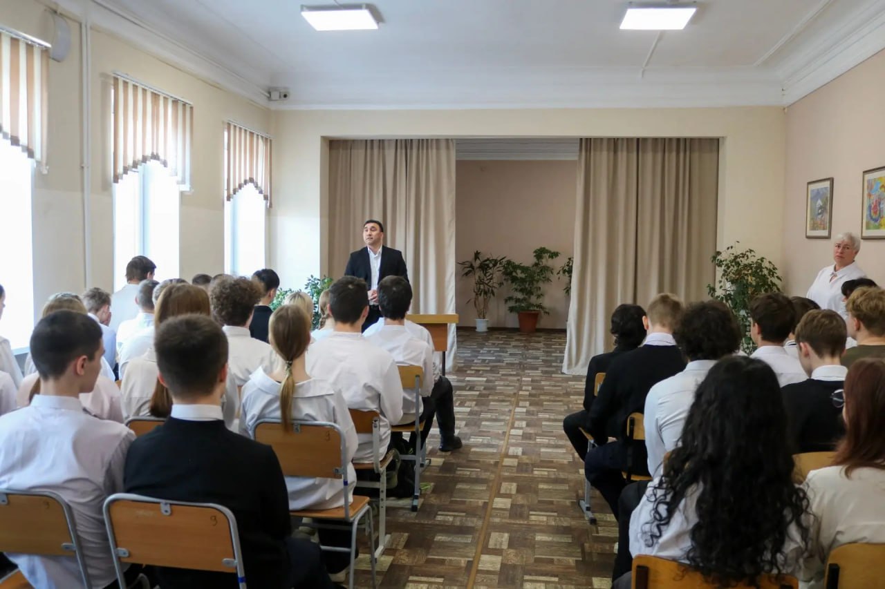 Встретился с учениками старших классов школы №10 и их родителями